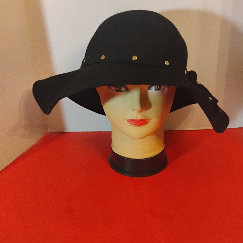 D & Y Wool Studded Hat